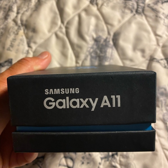 Cell phone  📱. - Picture 5 of 7